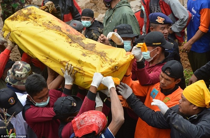 Lực lượng cứu hộ đưa thi thể một nạn nhân ra khỏi đống đổ nát
