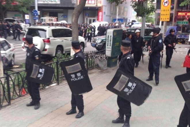 Cảnh sát phong tỏa hiện trường một vụ tấn công ở Tân Cương