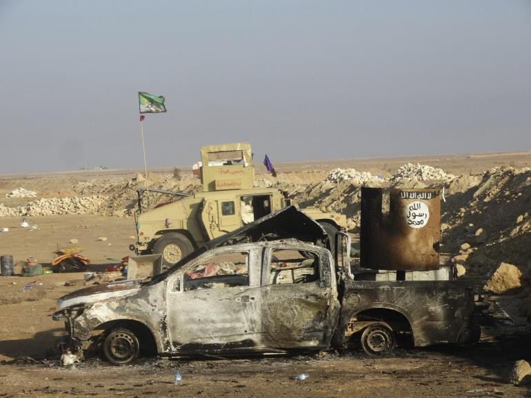Một chiếc xe của IS bị phá hủy trong cuộc không kích ở Mosul