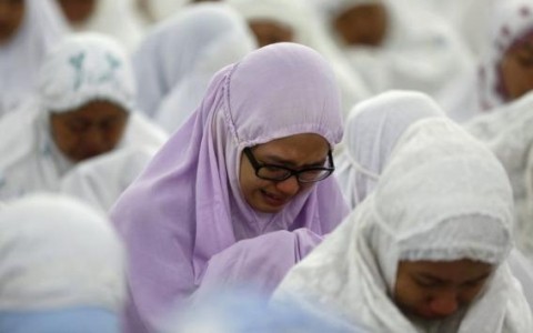 Những người phụ nữ Indonesia cầu nguyện tại Nhà thờ Aceh