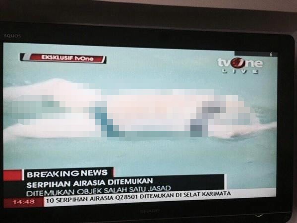 Hình ảnh giống thi thể nổi trên mặt nước tại khu vực tìm kiếm được đài truyền hình địa phương Indonesia công bố.