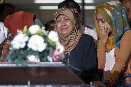 Người thân của Hayati Lutfiah, một hành khách trên chuyến bay AirAsia gặp nạn.