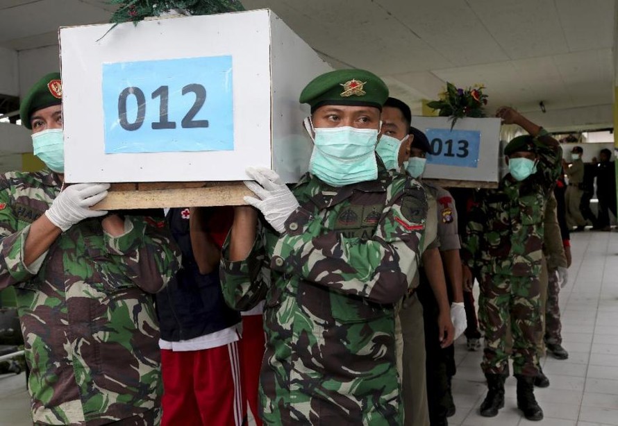Thi thể nạn nhân QZ8501 được đưa tới Surabaya