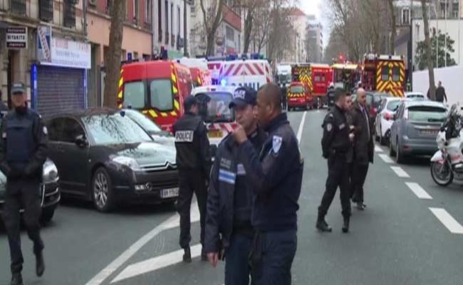 Cảnh sát phong tỏa hiện trường vụ thảm sát tòa soạn Charlie Hebdo