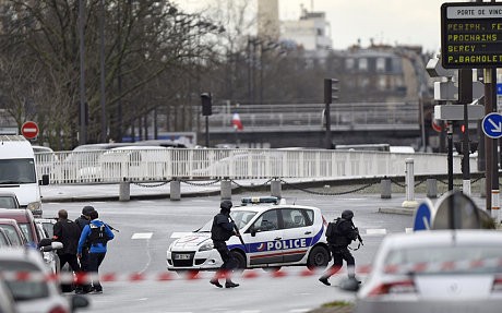 Cảnh sát Pháp tiếp cận siêu thị Kosher - Ảnh: Getty Images
