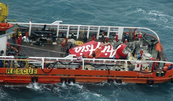 Phần đuôi máy bay Air Asia được trục vớt hôm 10/1