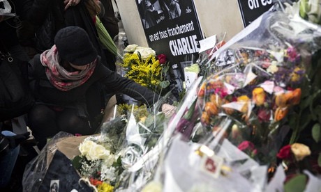 Ngươi dân đặt hoa tưởng niệm các nạn nhân vụ thảm sát tòa soạn báo Pháp