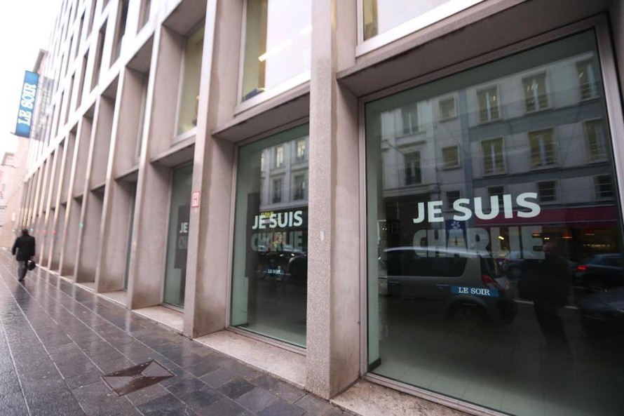 Dòng chữ "Tôi là Charlie" được dán trên cửa trụ sở báo Bỉ Le Soir.