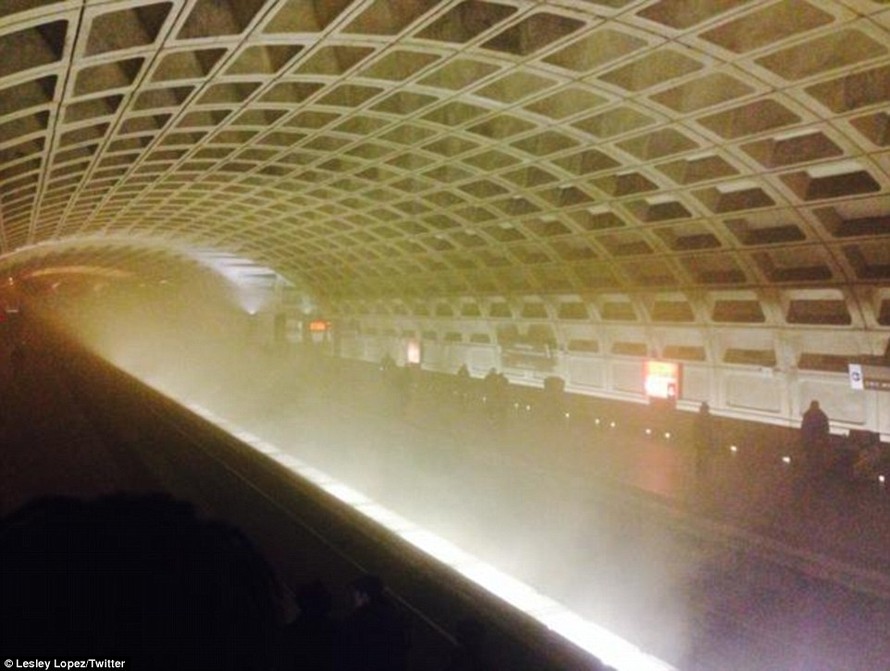 Khói bao trùm ga tàu điện ngầm ở Washington D.C, Mỹ