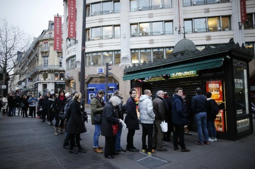 Đoàn người xếp hàng chờ mua ấn phẩm mới của Charlie Hebdo