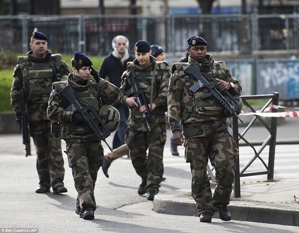 Pháp tăng cường an ninh sau vụ khủng bố.