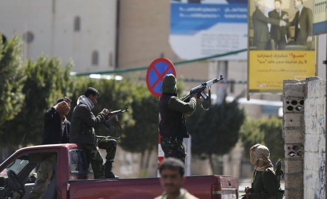 Các tay súng Houthi xả súng gần dinh Tổng thống Yemen