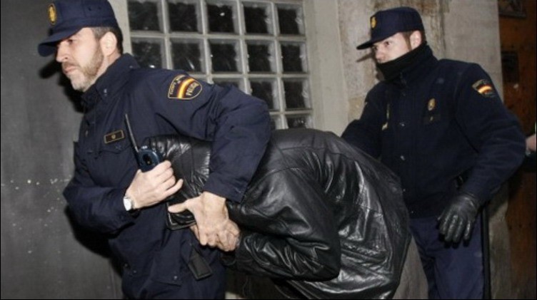 Cảnh sát Tây Ban Nha bắt giữ các nghi phạm.
