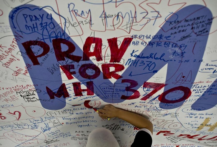 Thân nhân hành khách MH370 yêu cầu bằng chứng xác đáng