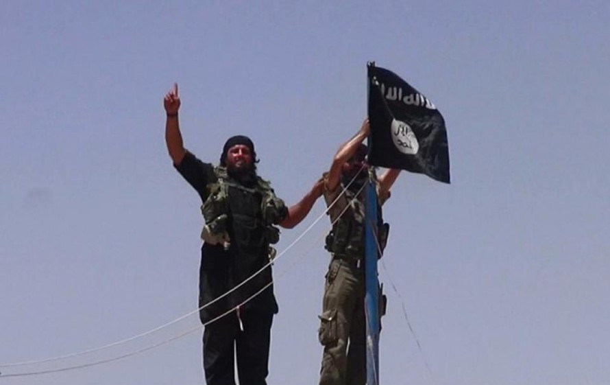 Các phần tử thánh chiến treo cờ IS.