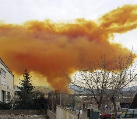 Khí độc phủ kín bầu trời sau vụ nổ nhà máy hóa chất