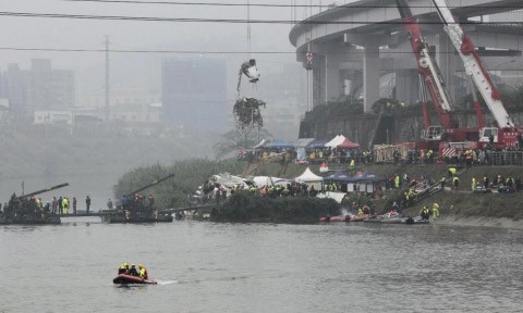 Các nhân viên cứu hộ Đài Loan-Trung Quốc tìm cách trục vớt chiếc máy bay gặp nạn. 
