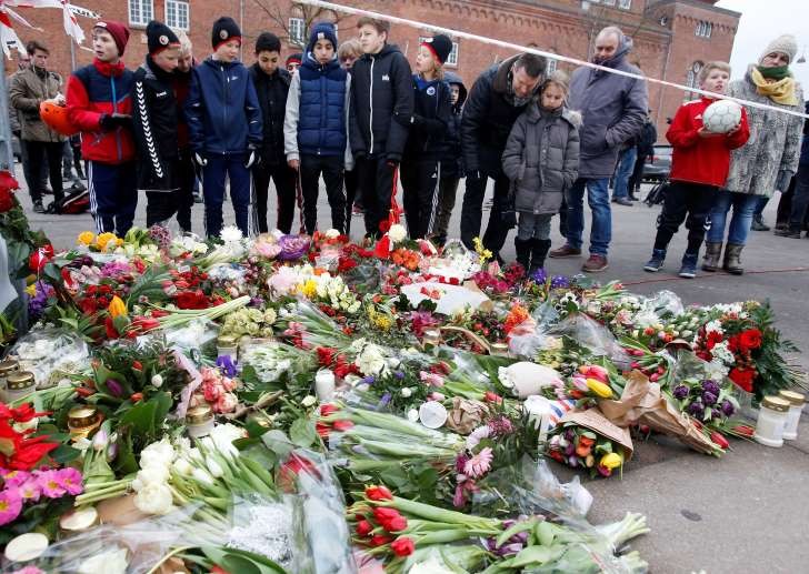 Người dân đặt hoa tưởng niệm các nạn nhân vụ xả súng ở Copenhagen