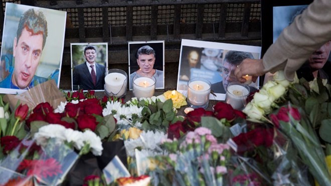Người Nga đặt hoa tưởng niệm ông Nemtsov bị ám sát. Ảnh: Reuters