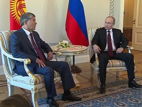 Tổng thống Nga V.Putin xuất hiện trong cuộc gặp người đồng cấp Kyrgyzstan. 