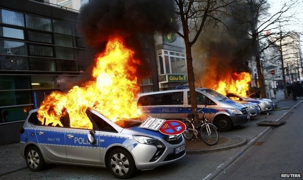 Người biểu tình tức giận đốt xe cảnh sát.