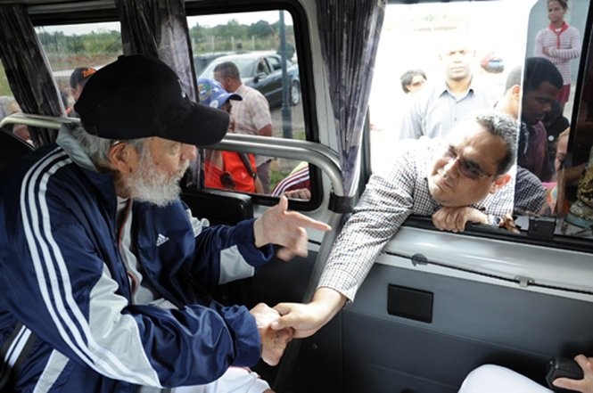 Cựu chủ tịch Fidel Castro bắt tay từng đại biểu Venezuela qua cửa xe ô tô