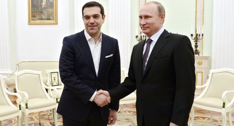 Ông Tsipras bắt tay Tổng thống Putin trong chuyến thăm Moscow