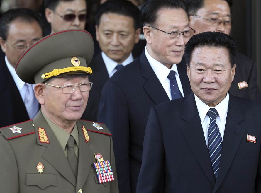 Ông Hwang Pyong-so (trái) trong chuyến thăm Hàn Quốc.