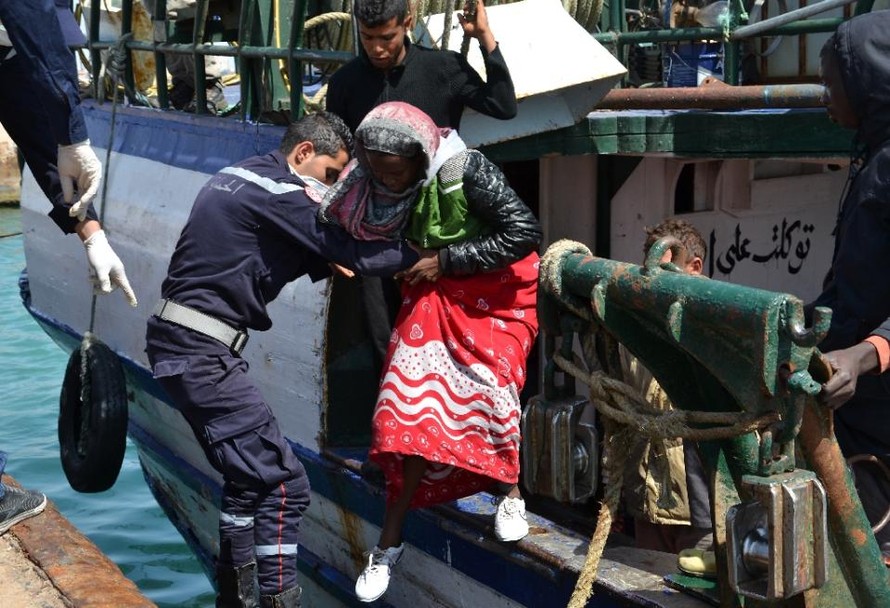Lực lượng bảo vệ bờ biển Tunisia đưa người di cư tới cảng Zarzis.