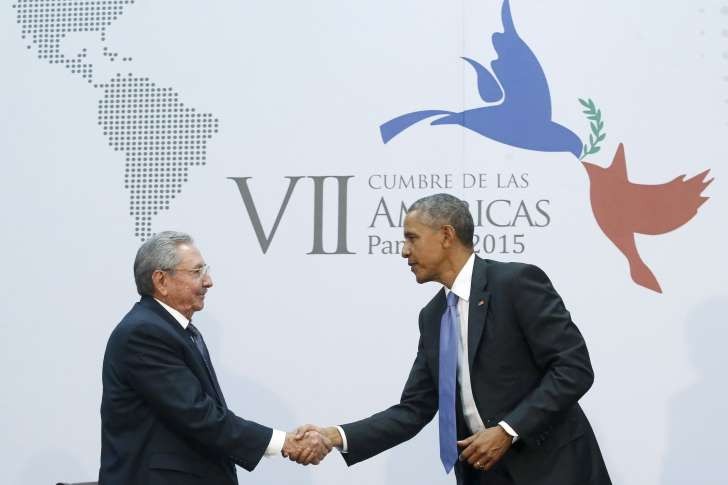 Cái bắt tay lịch sử giữa Tổng thống Mỹ Barack Obama và Chủ tịch Raul Castro