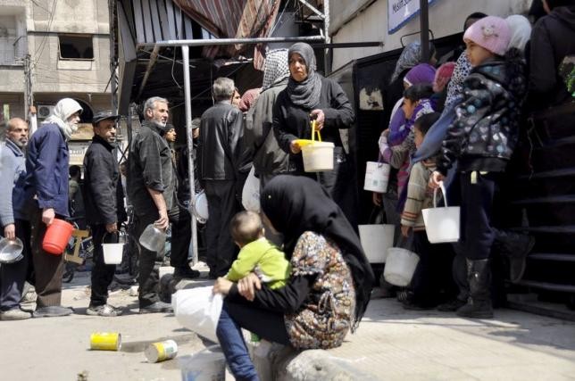 Xếp hàng chờ được cứu trợ tại trại Yarmouk