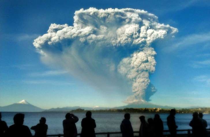 Núi lửa Calbuco phun những cột khói bụi "khổng lồ" 
