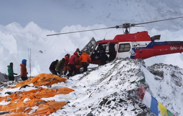 Giải cứu người gặp nạn trên đỉnh Everest.