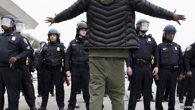 Người biểu tình Baltimore trước rào chắn cảnh sát