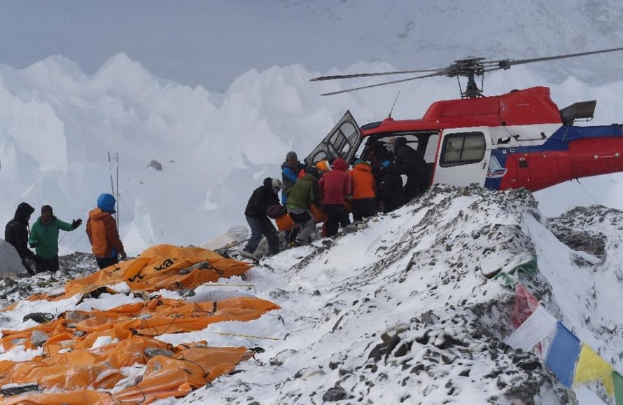 Trực thăng cứu hộ trên núi Everest 