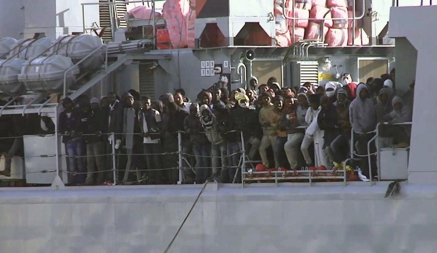 Những người nhập cư được cứu sống và đưa lên tàu hải quân Ý