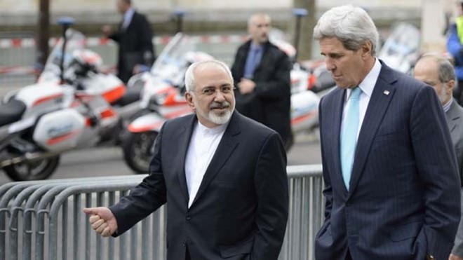 Ngoại trưởng Mỹ John Kerry (phải) và người đồng cấp Iran, Javad Zarif tại Lausanne (Thuỵ Sỹ)