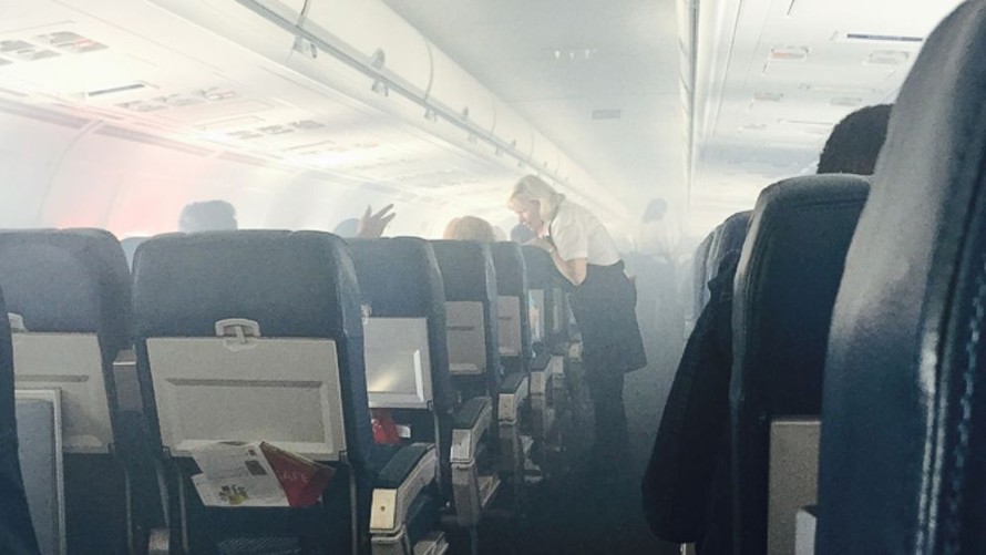 Máy bay Mỹ hạ cánh khẩn cấp do khói tràn ngập khoang hành khách