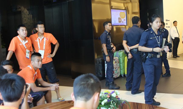 BTC SEA Games bố trí lực lượng an ninh ở sảnh khách sạn Days - nơi ở của 11 đội bóng tham dự SEA Games. Ảnh: Zing.