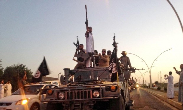 IS diễu hành ăn mừng chiến thắng ở Mosul trên xe bọc thép chiếm được của quân đội Iraq. 