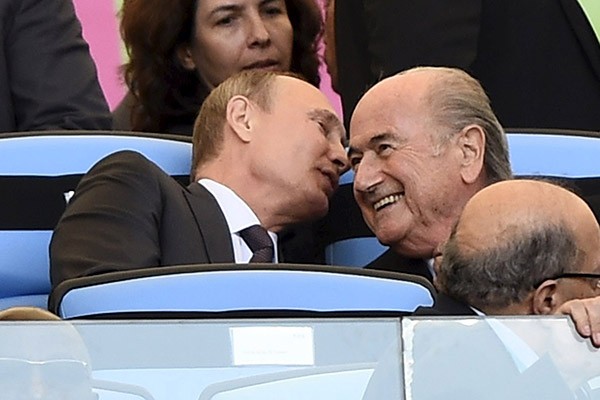 Tổng thống Nga Putin và chủ tịch FIFA Sepp Blatter.