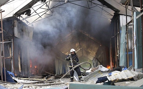 Một khu chợ ở Donetsk bị trúng pháo hôm 3/6