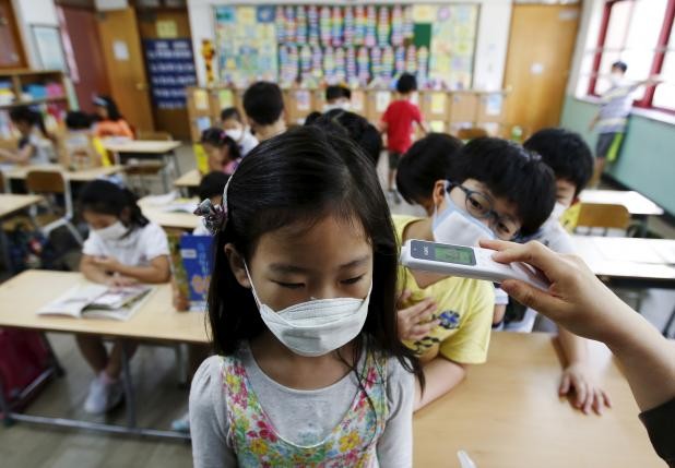 Học sinh tiểu học được đo thân nhiệt ở Hàn Quốc