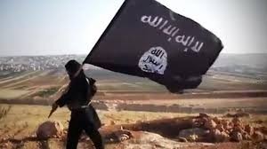 Một chiến binh IS vác cờ đen của tổ chức