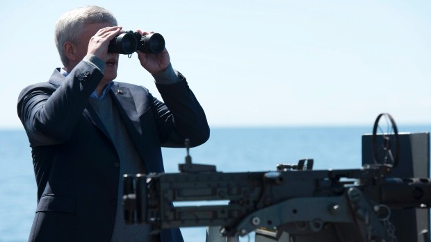Thủ tướng Canada Stephen Harper dùng ống nhòm quan sát hai tàu Nga.