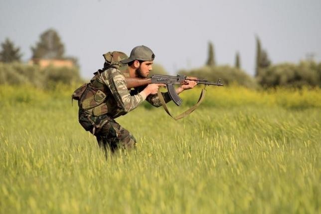 Một tay súng thuộc phe nổi dậy Syria trong khoá huấn luyện quân sự của Mỹ.