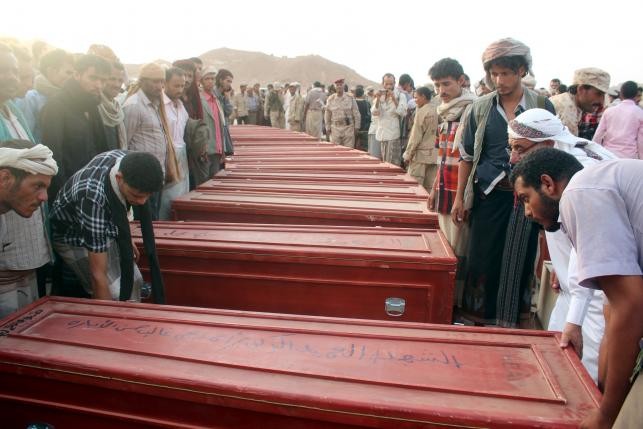 Chôn cất các nạn nhân xấu số ở Yemen.