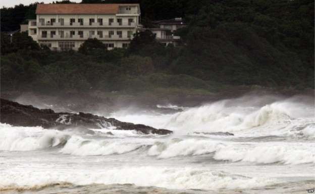 Bão Nangka gây ra những cột sóng cao khi đổ bộ vào bờ