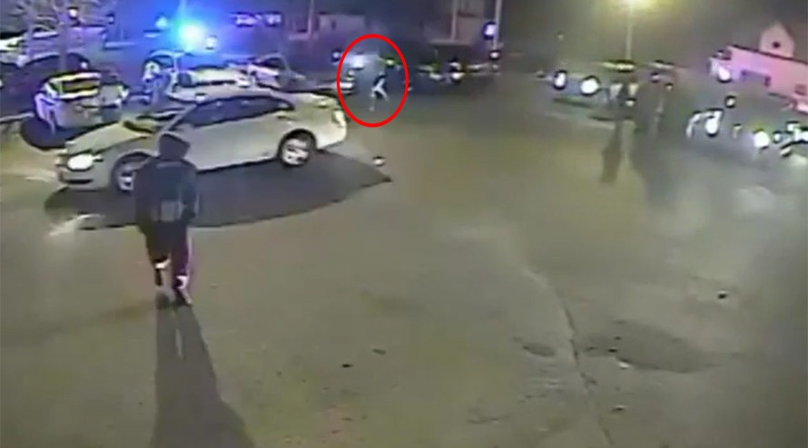 Hình ảnh cắt từ đoạn video cho thấy viên cảnh sát đuổi theo chiếc xe nạn nhân và nã súng.