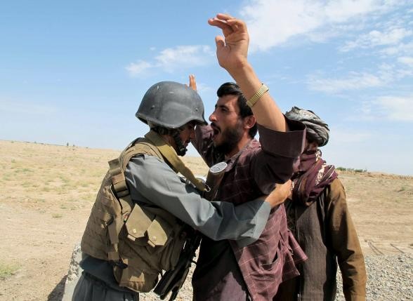 Cảnh sát Afghanistan khám xét người đàn ông nghi Taliban